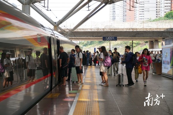 广信配资 广深港高铁跨境客流突破两千万人次，暑运期间再创新高
